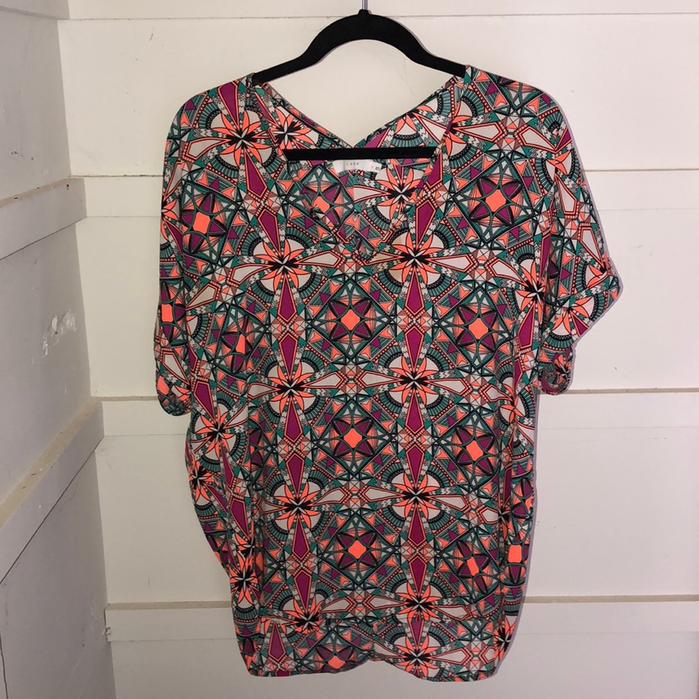 Short Sleeve Lightweight Colorful Pattern Size M👚